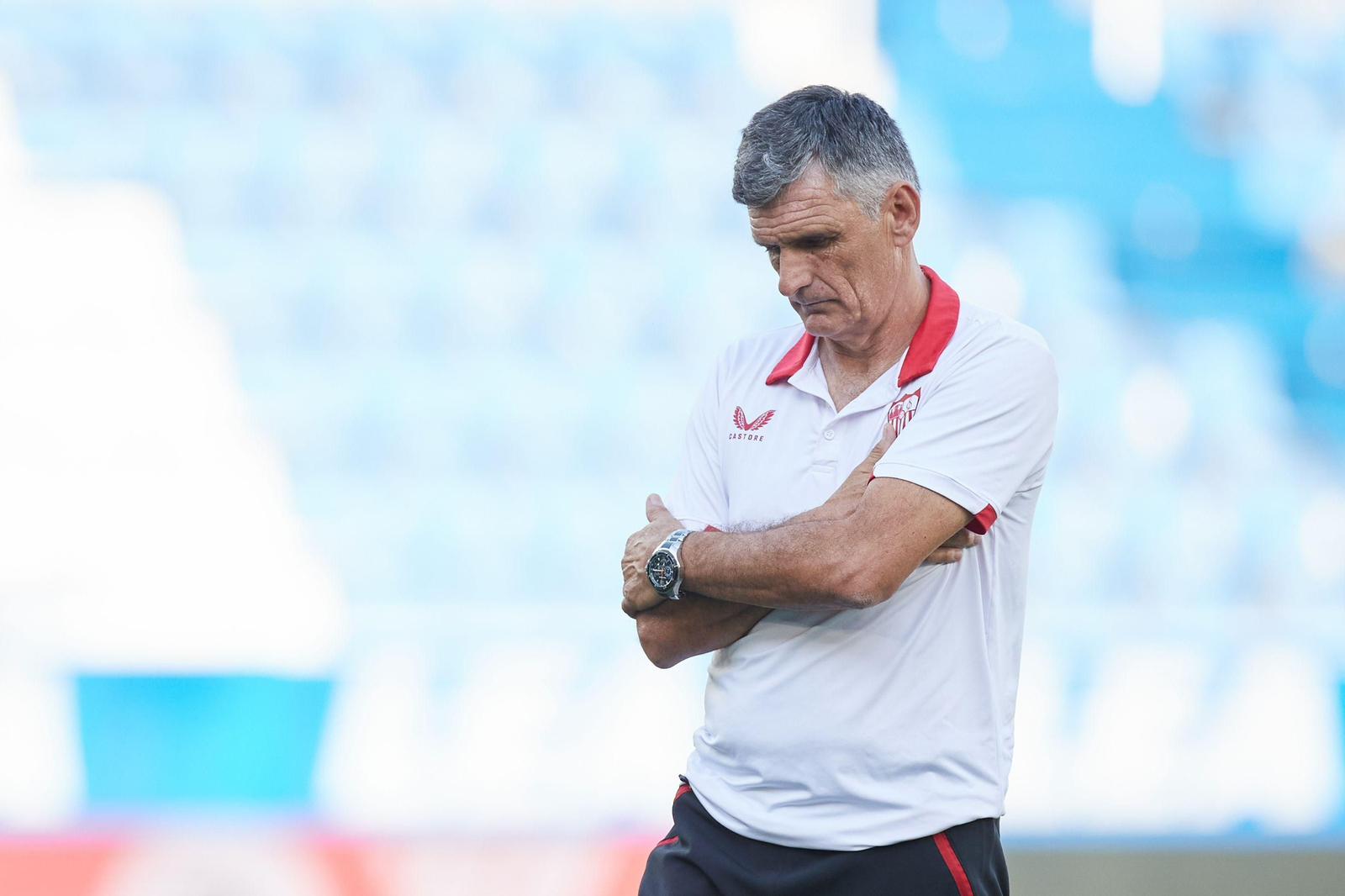 Mendilibar, meditabundo, durante el partido en Mendizorroza.