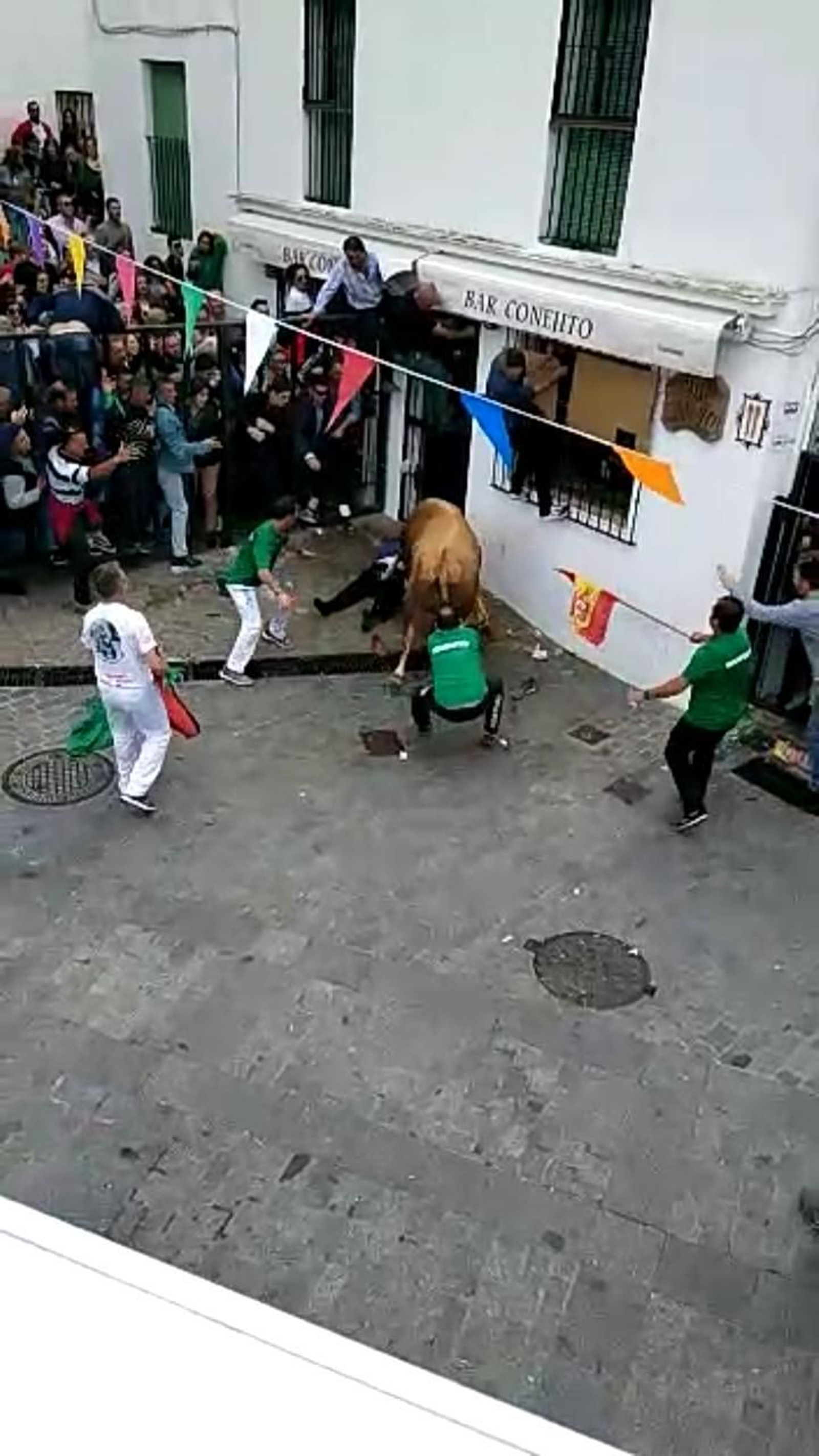 Captura de uno de los vídeos grabados durante la envestida del segundo toro.