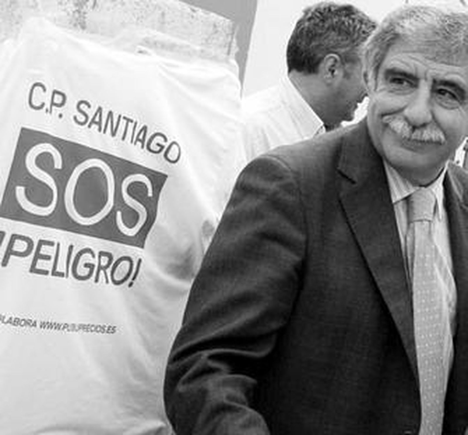 El delegado provincial de Educación, Manuel Brenes, se marcha tras hablar con el AMPA del Santiago.