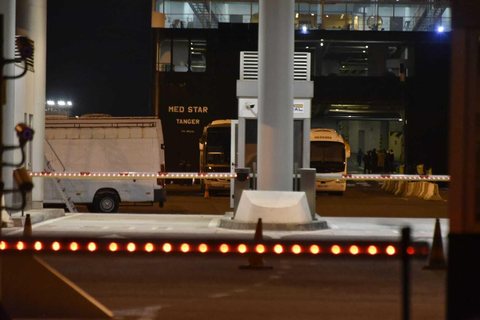 Dos autobuses aguardan para recoger a las temporeras junto al barco procedente de Marruecos.