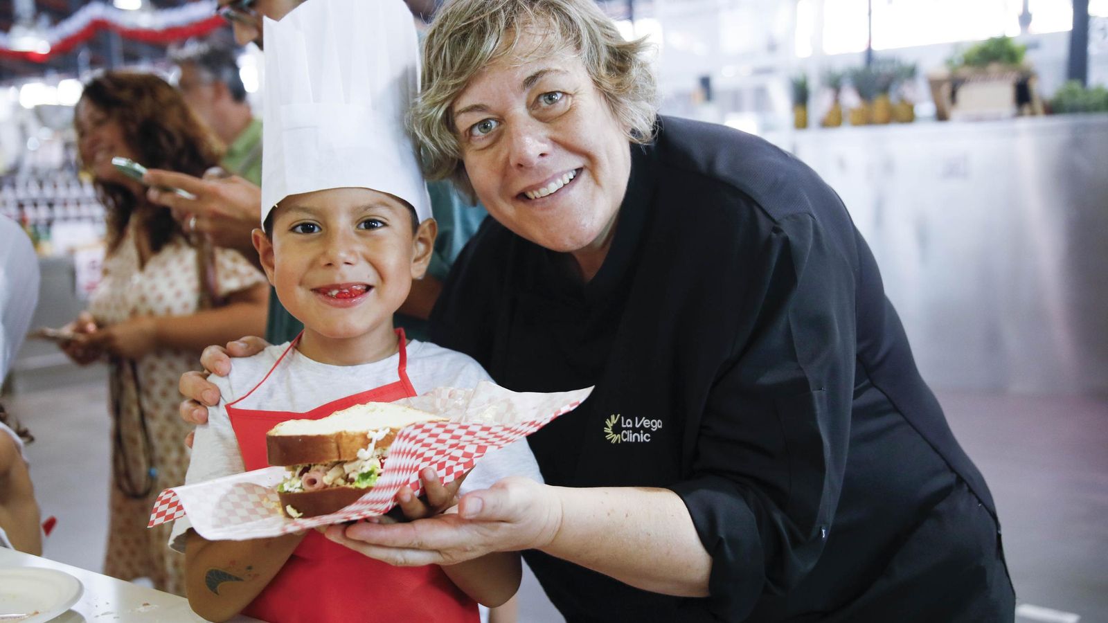 Las imágenes del taller infantil de cocina en el mercado de Almería