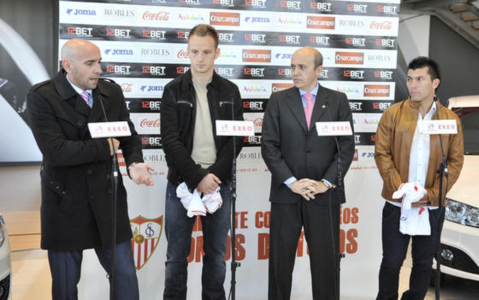 El director deportivo del Sevilla,Ramón Rodríguez, alias 'Monchi', y el presidente del club, José María del Nido, presentan a Ivan Rakitic y Gary Medel.

Foto: Juan Carlos Vázquez