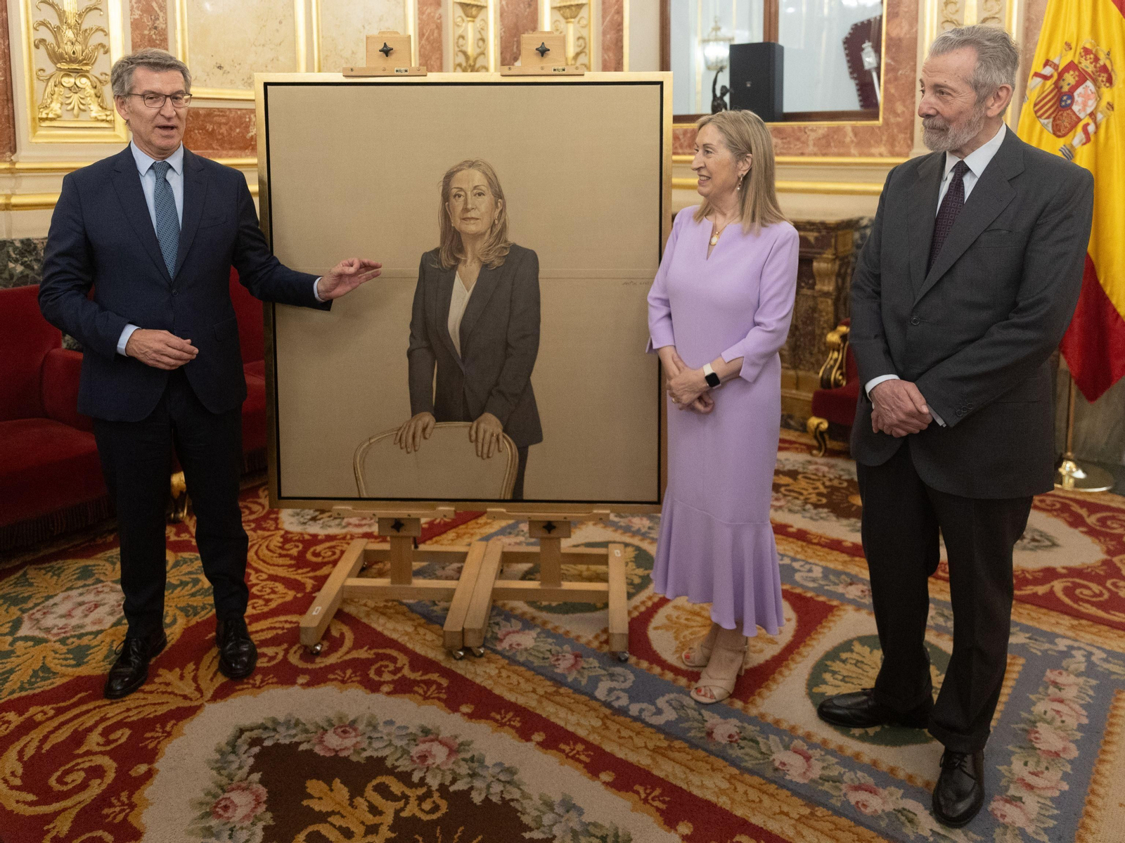 El pintor gaditano Hernán Cortés junto a Ana Pastor y Alberto Núñez Feijóo