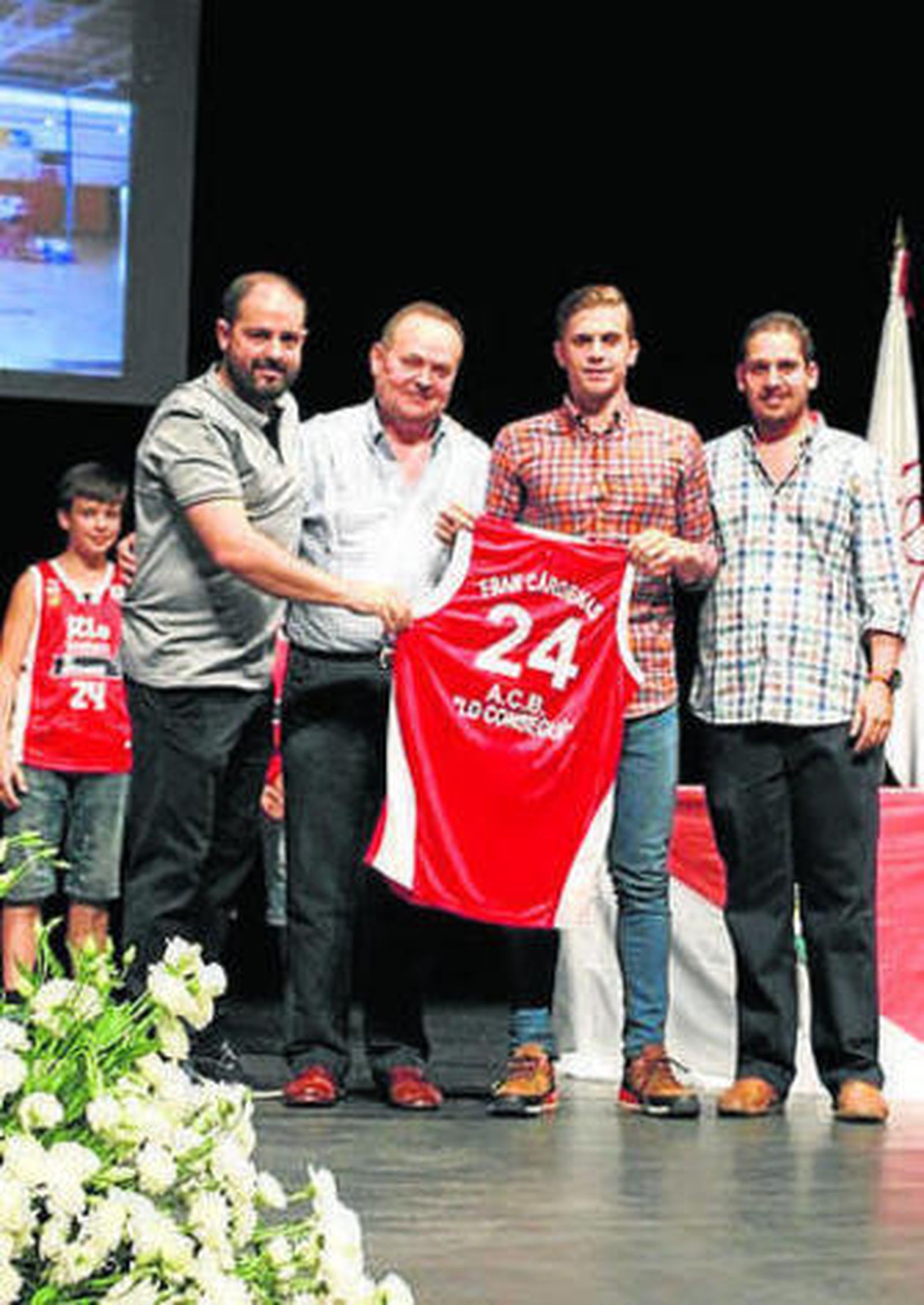 Fran Cárdenas y María Recio recibieron unas camisetas de recuerdo.
