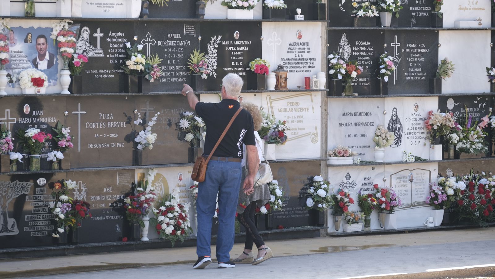 Imágenes del Día de Todos los Santos en el Cementerio de San José de Almería