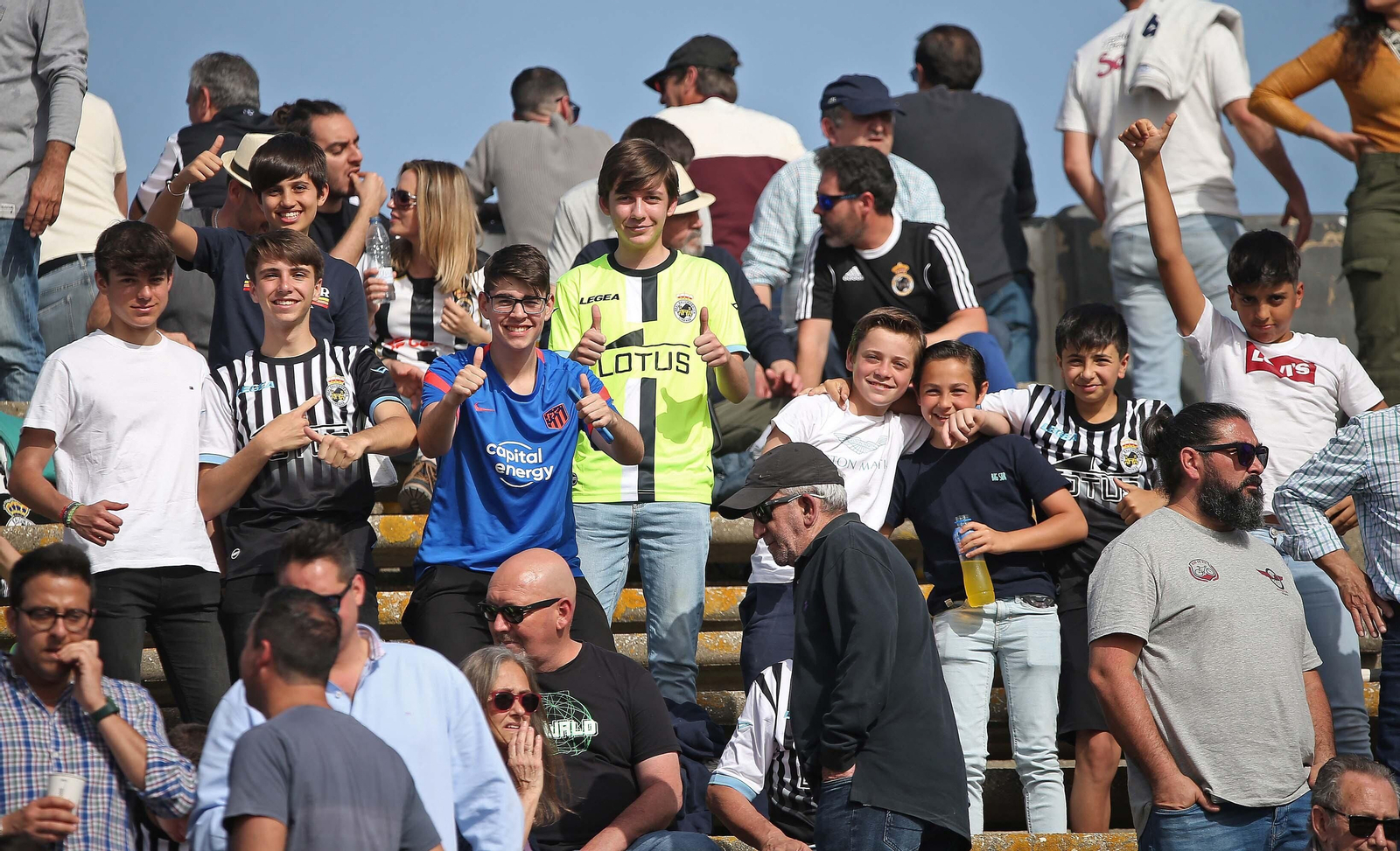 Fotos de la afición durante el Balona - Talavera en el estadio municipal de La Línea
