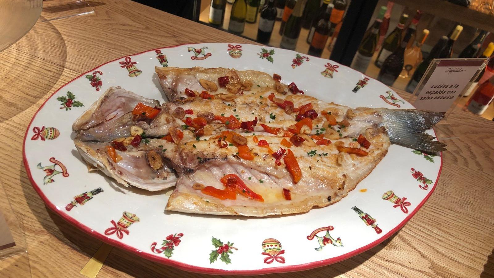 Lubina a la espalda con salsa bilbaína.