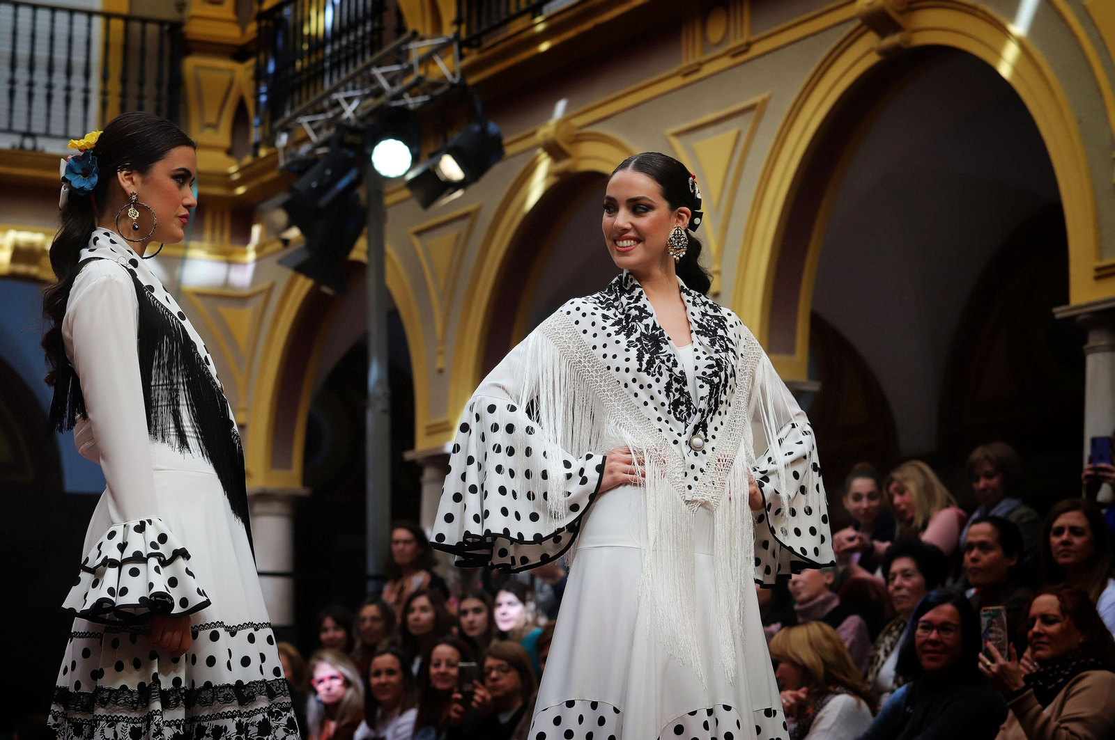 Huelva Flamenca 2023. Imágenes del desfile benéfico de El Ajolí a favor de Cruz Roja Española