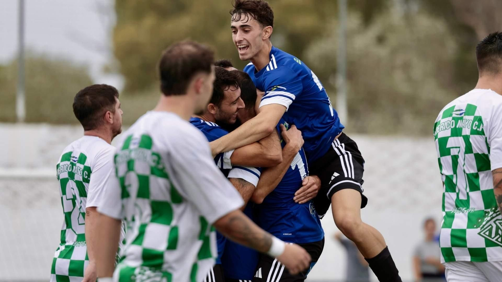 Los azulinos celebran uno de sus goles al Federico Mayo.