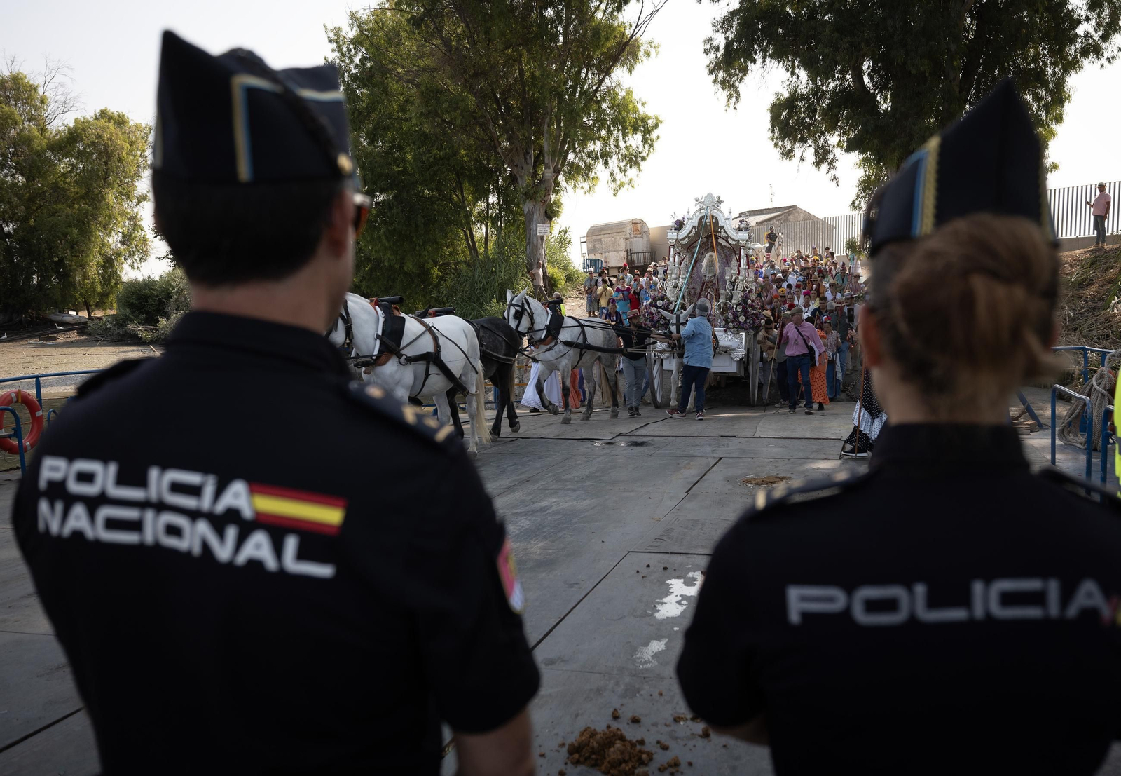 El cruce de las hermandades del Rocío por la barcaza de Coria, bajo el dispositivo de seguridad de la Policía Nacional
