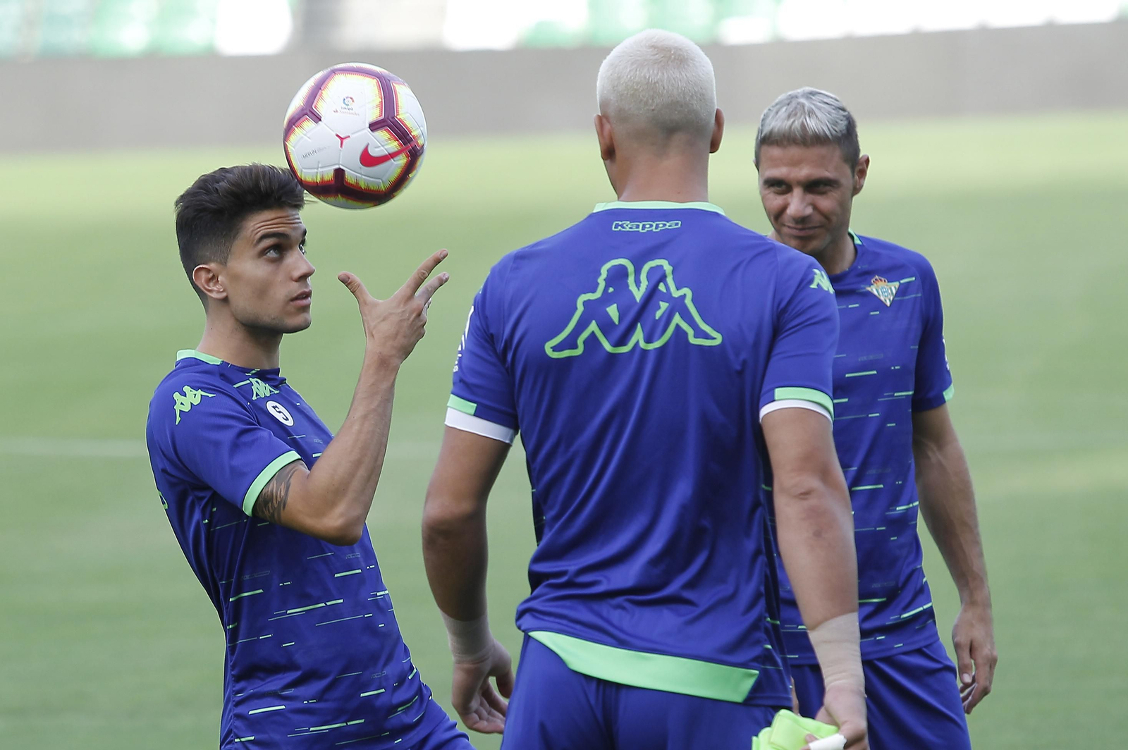 Marc Bartra, Joel Robles (de espaldas) y Joaquín, en el entrenamiento del Betis.