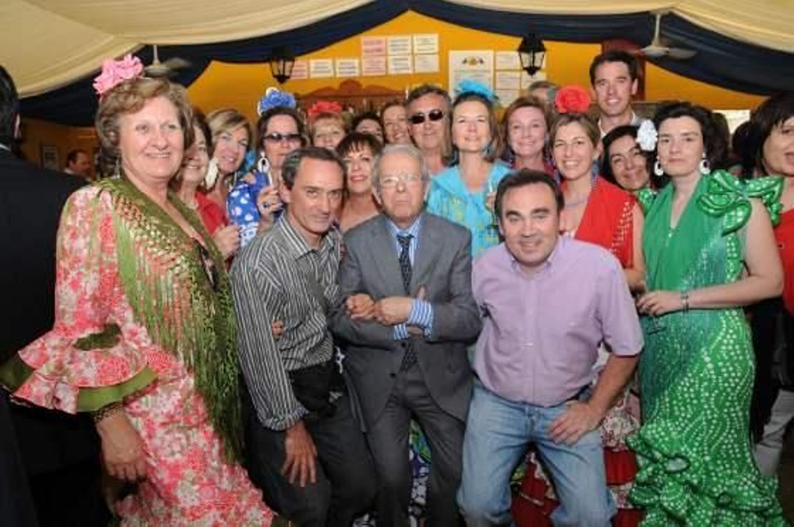Ildelfonso Marqués, adjunto al director general del Grupo Joly, con algunos profesores del IES Mar de Cádiz de El Puerto de Santa María. 

Foto: Manuel Aranda