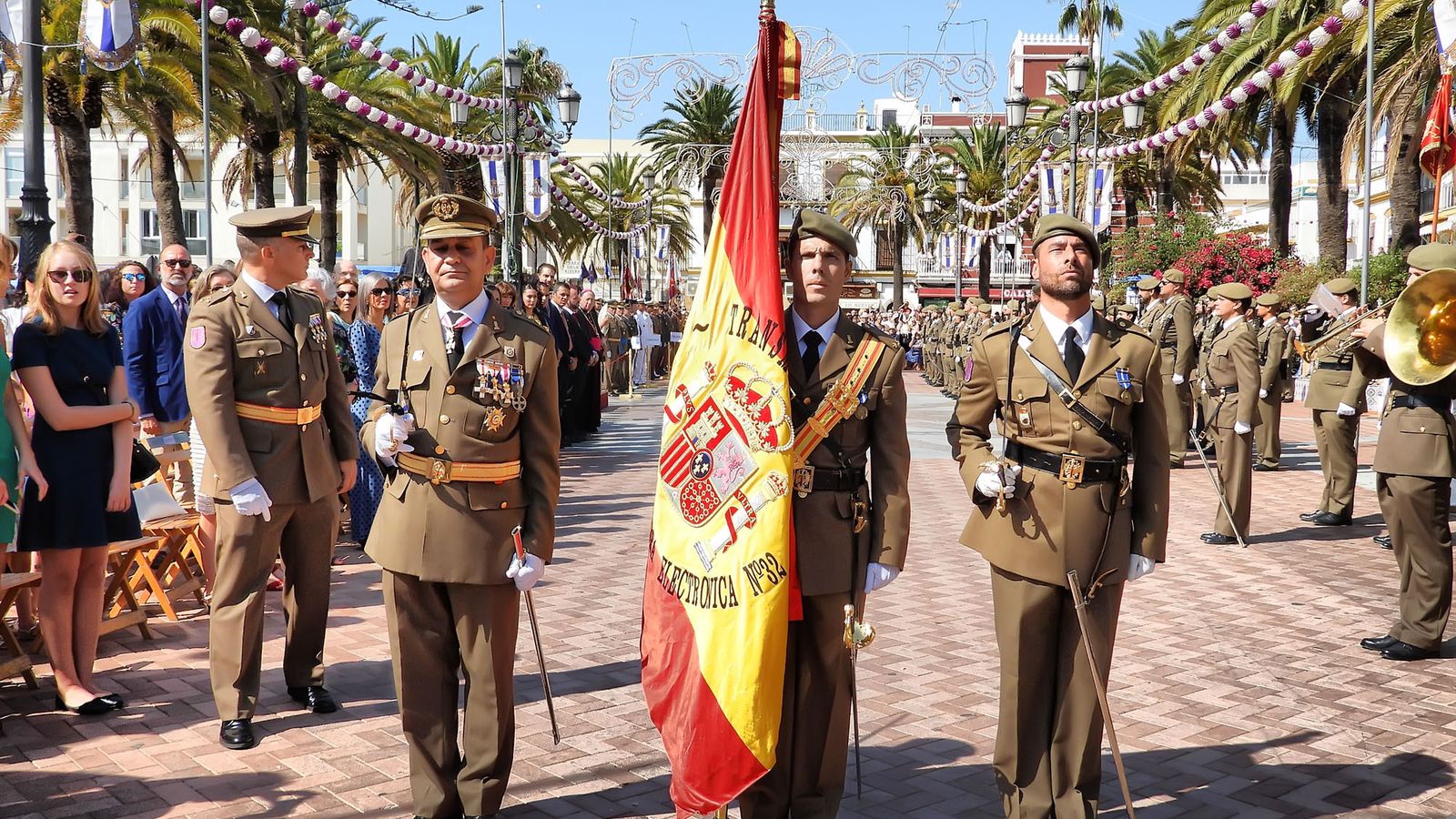 Acto de homenaje a la bandera en el paseo de la Ribera.