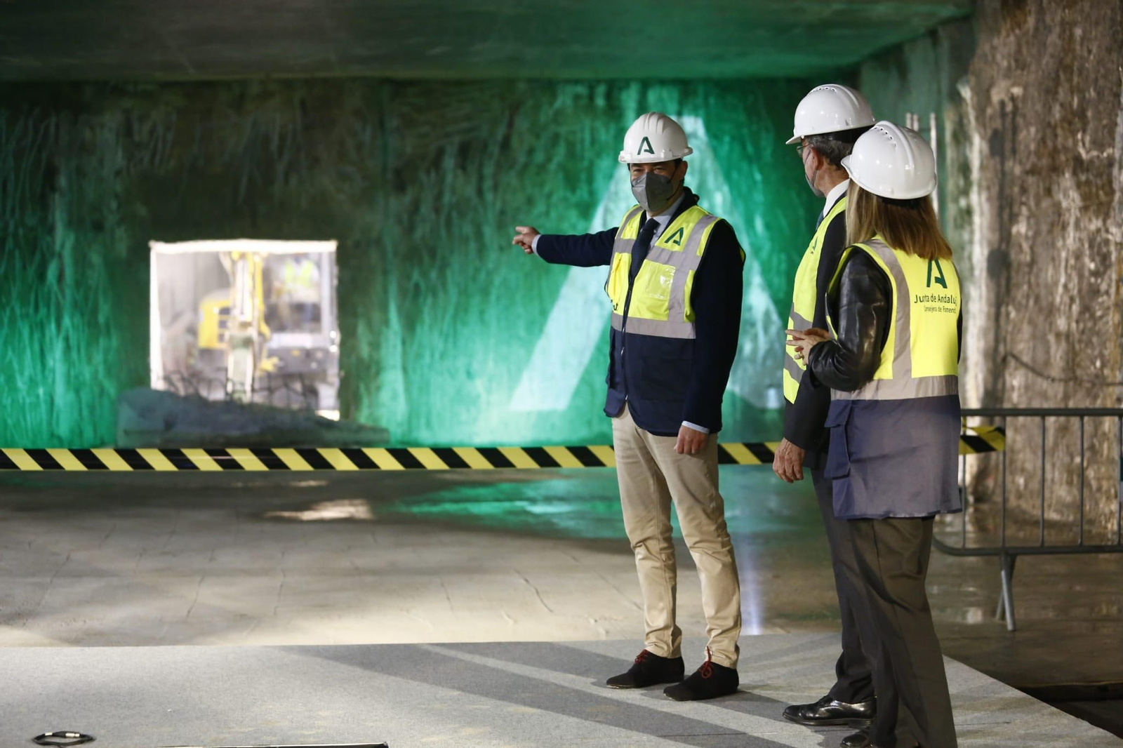 Juan Moreno, en presencia de Francisco de la Torre y Marifrán Carazo, señala al punto de conexión del túnel del Metro de Málaga.
