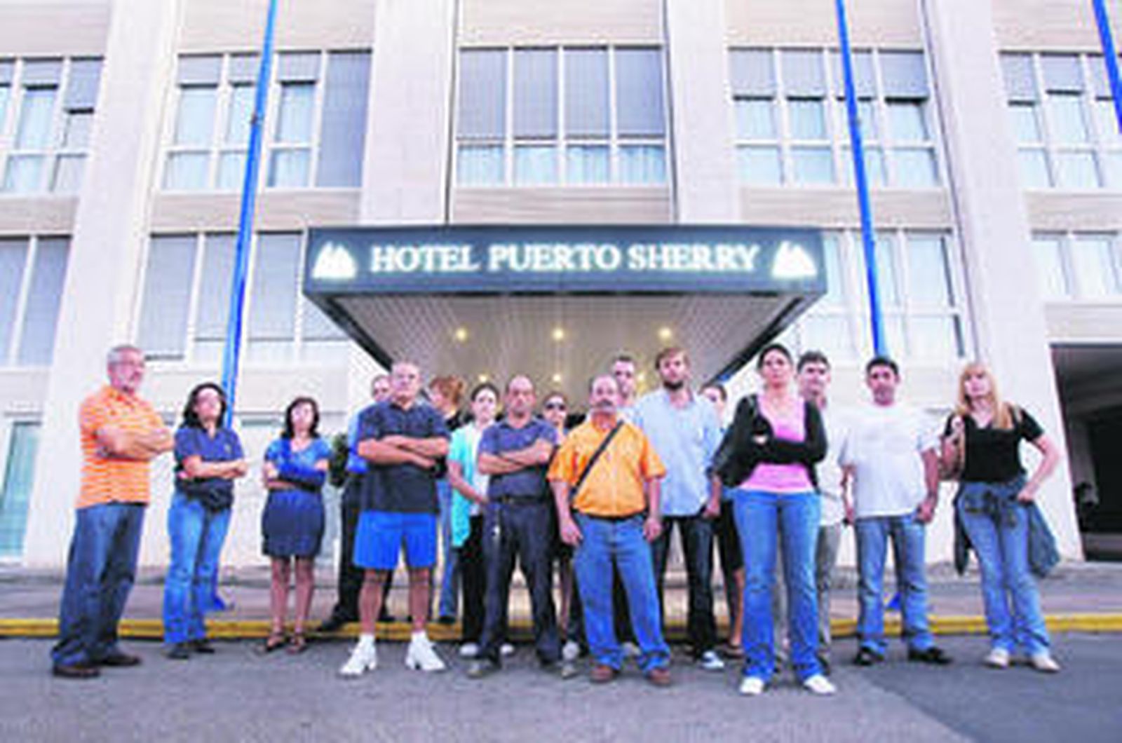 Los trabajadores del hotel se concentraron ayer en la puerta del establecimiento al conocer los despidos.