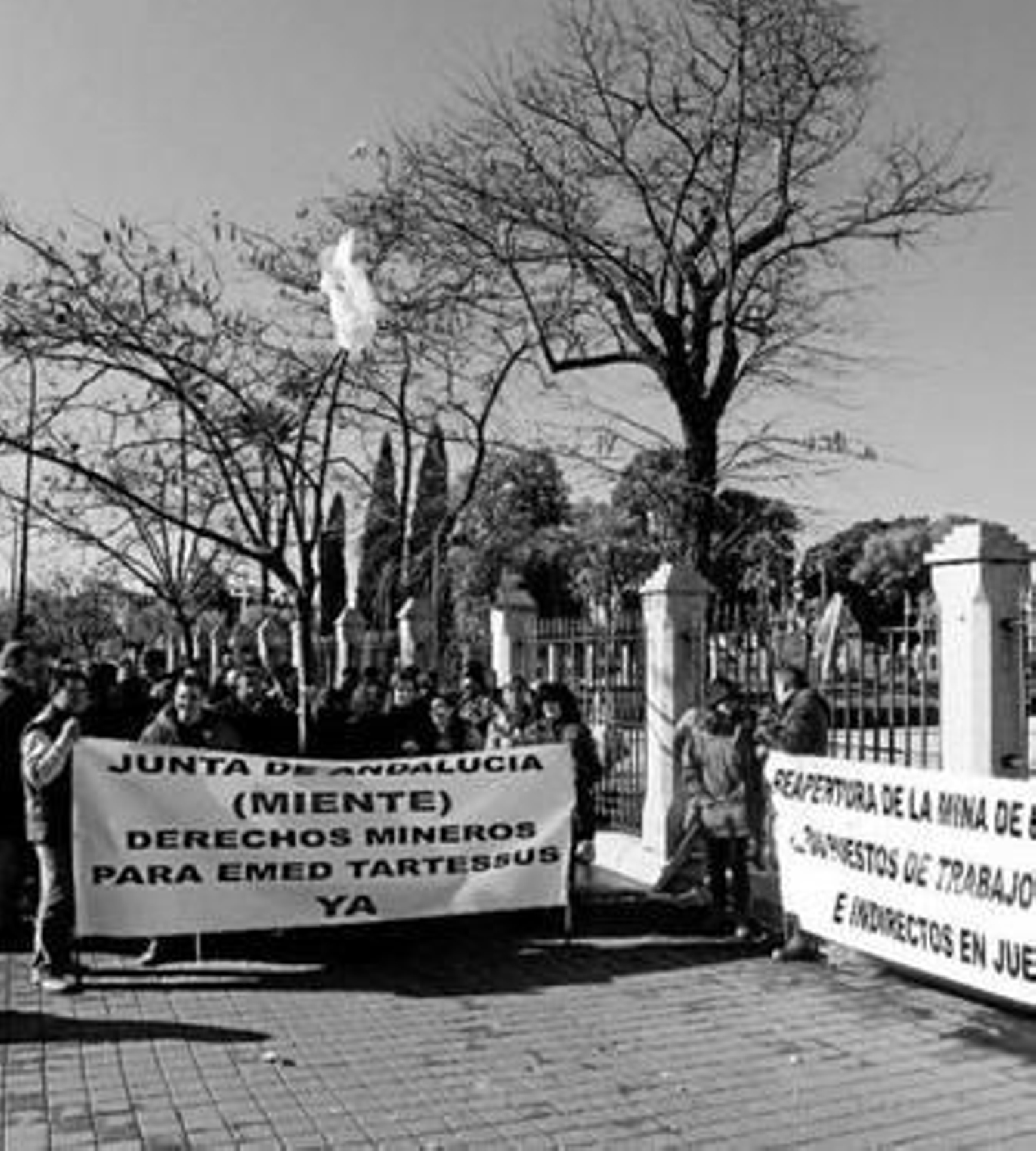 Mineros de Emed durante su última protesta ante el Parlamento andaluz, la semana pasada.