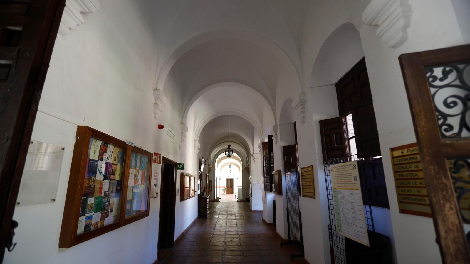 Uno de los pasillos de la facultad.