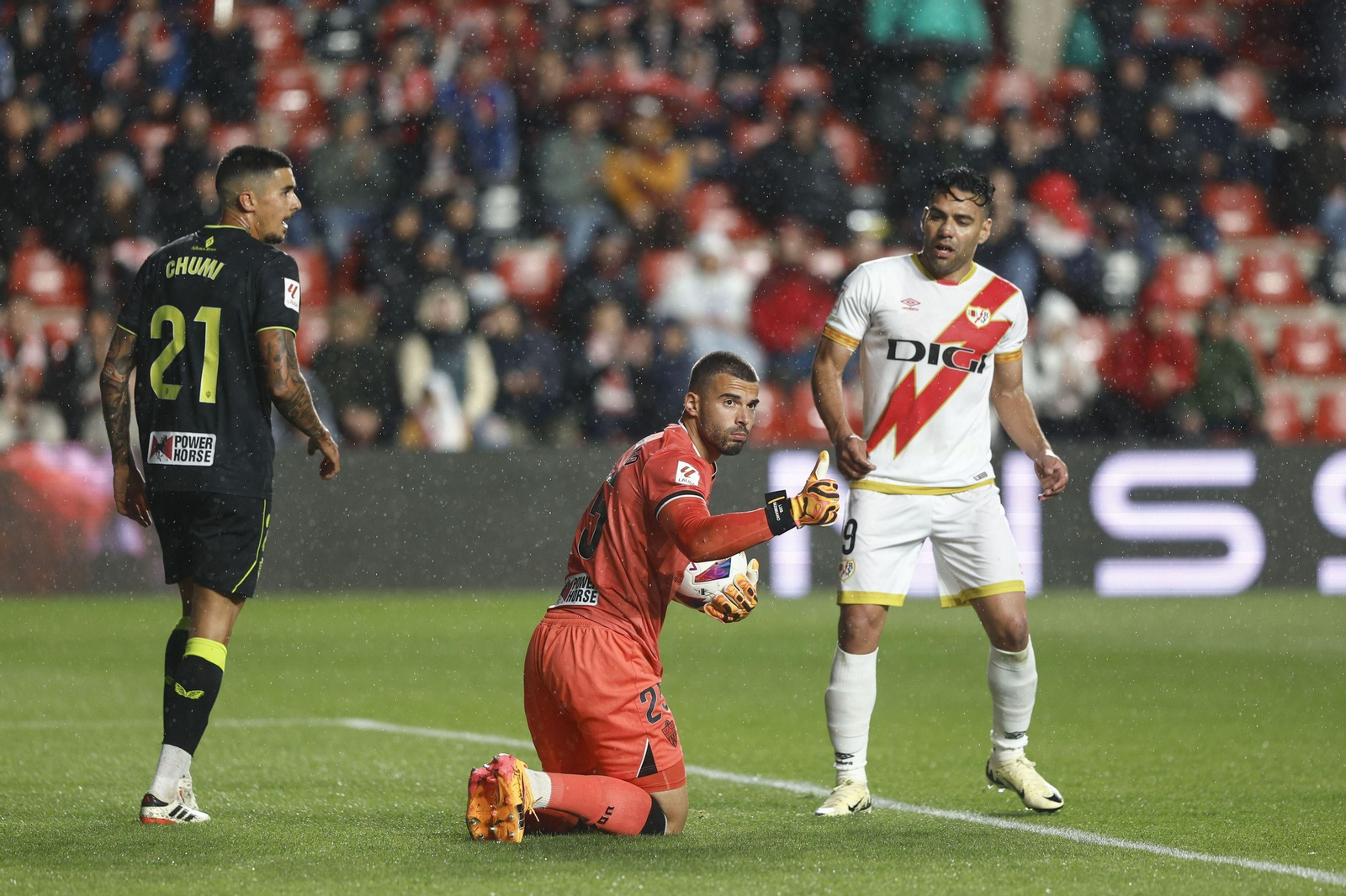 Maximiano, con el pulgar alzado, le amargó la noche a Falcao, Isi, Álvaro García, Nteka, Bebé, De Frutos o Trejo