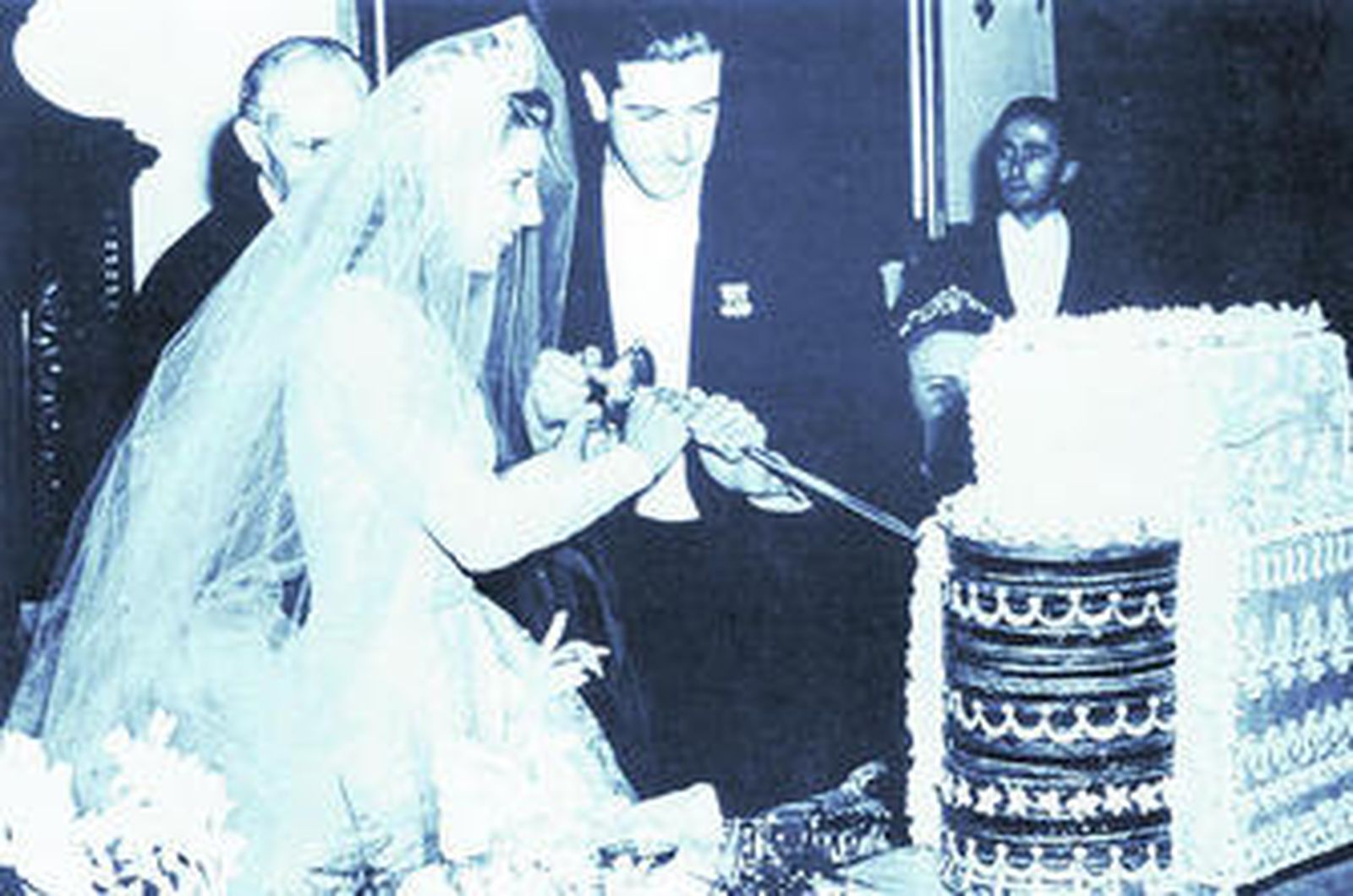 La duquesa de Alba presenta a Alfonso Díez mientras le preparan una serie de TV