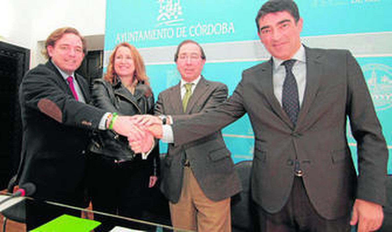 Responsables municipales y de la pinacoteca malagueña, ayer tras la firma del convenio.