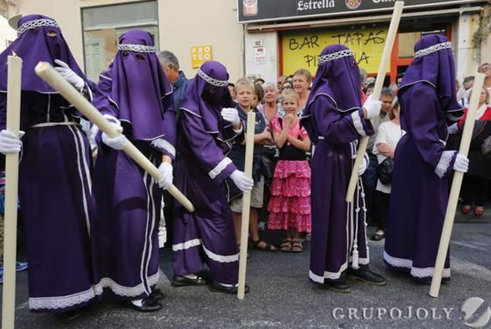 Crucifixión, Gitanos, Dolores del Puente, Pasión, Estudiantes y Cautivo protagonizaron una jornada en claroscuro./ Javier Albiñana
