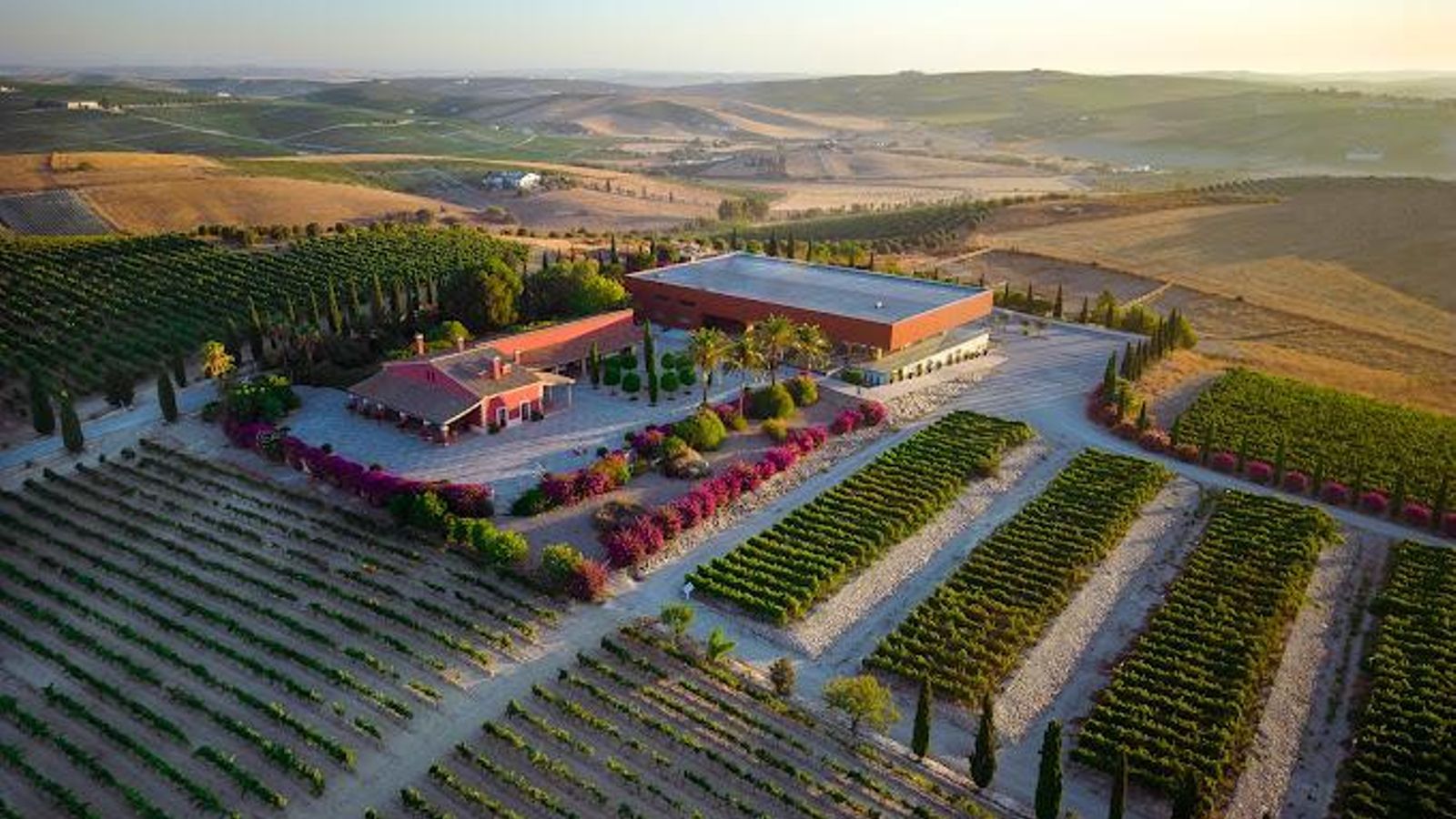 Bodegas Luis Pérez- Hacienda Vistahermosa, en Jerez. Bodegas Luis Pérez- Hacienda Vistahermosa, en Jerez.