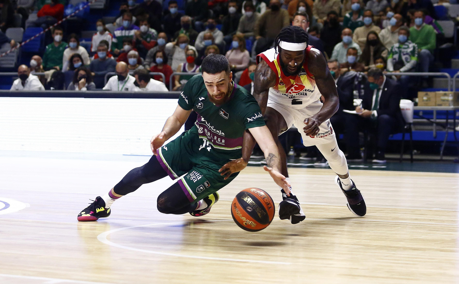 Francis Alonso le roba un balón a Mobley.
