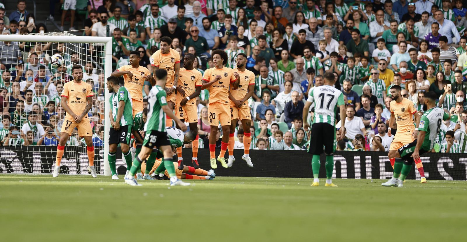 Fekir lanza la falta que supuso el 1-2.