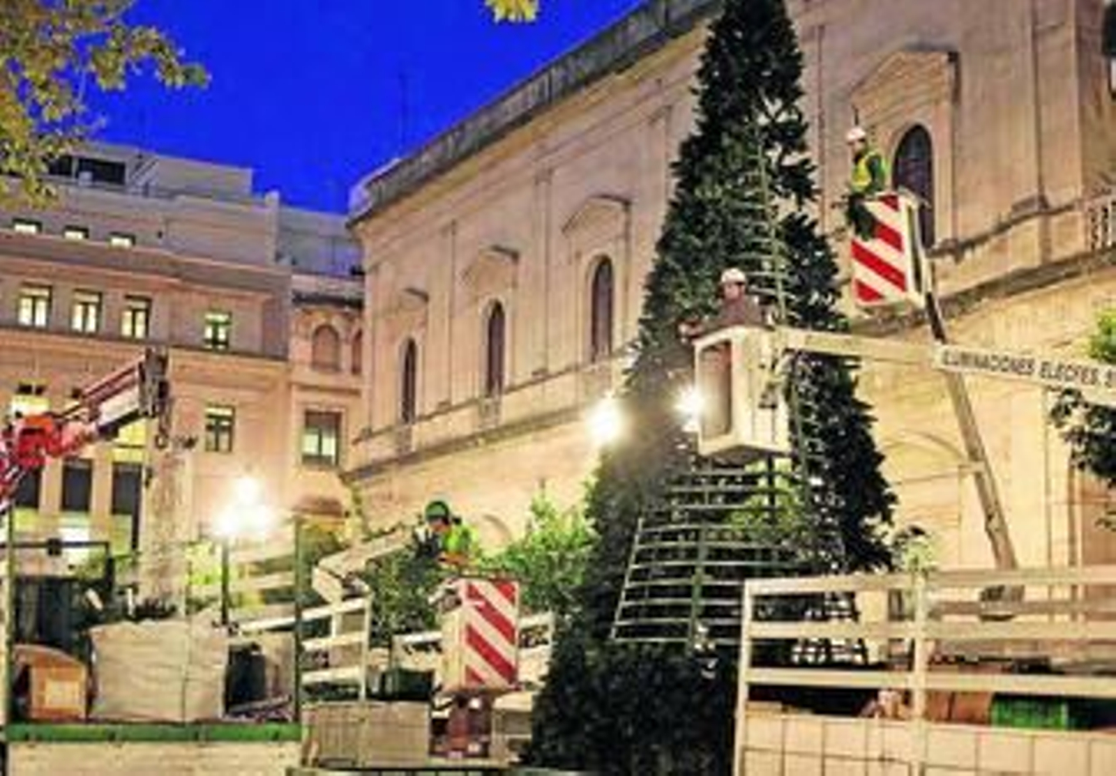 El árbol de Navidad colocado ante el Ayuntamiento.