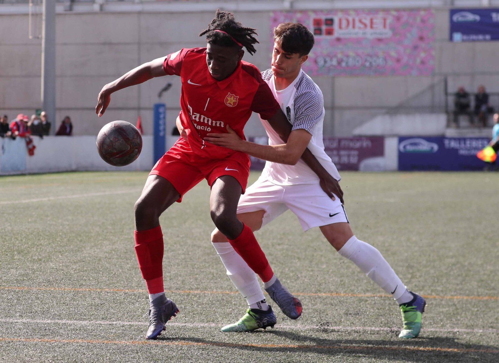 El cuadro de Milla pelea por el esférico.