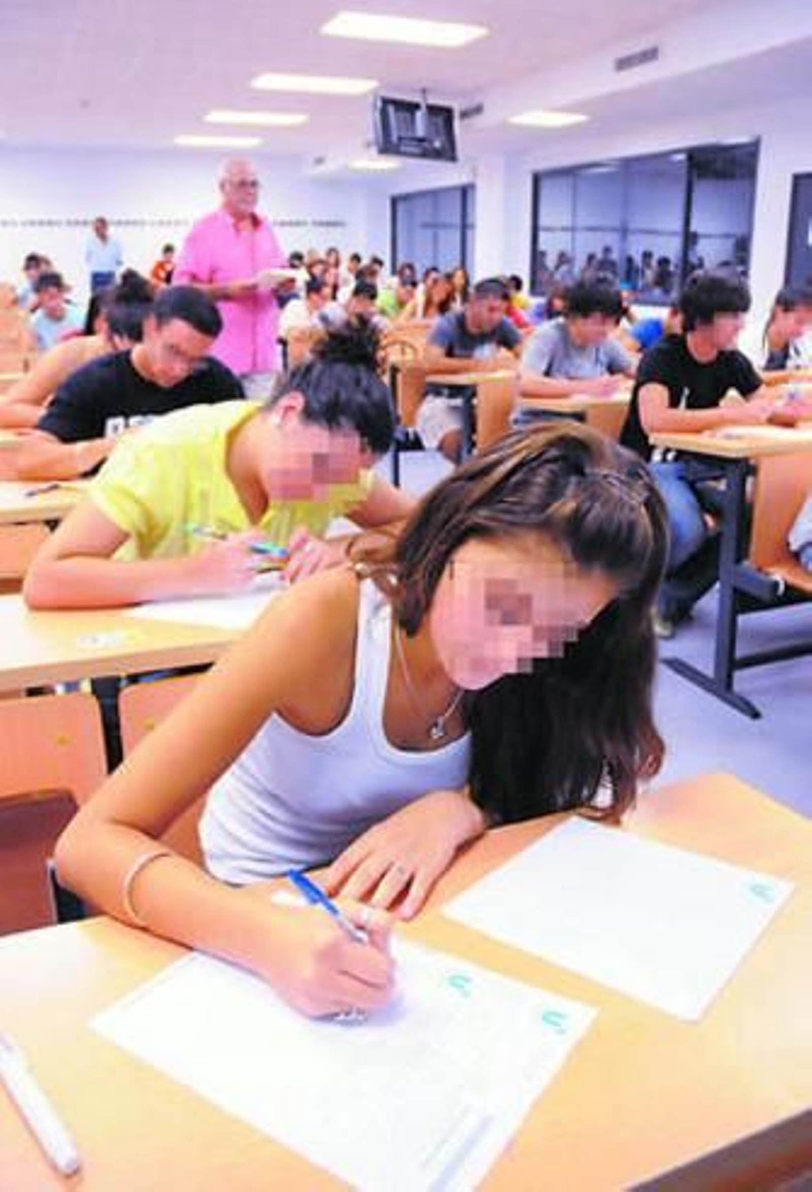 Estudiantes realizan un examen en un aula de Derecho.