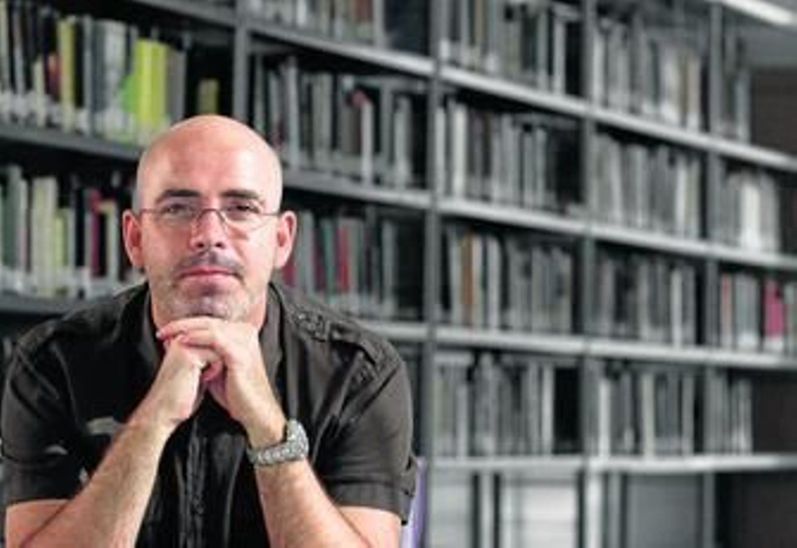 Gregorio Manzanares posa para este diario en la biblioteca Miguel de Cervantes en Málaga.