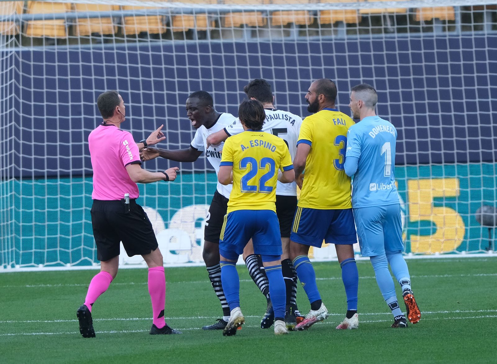 Diakhaby se encara con el árbitro Medié Jiménez durante la discusión.