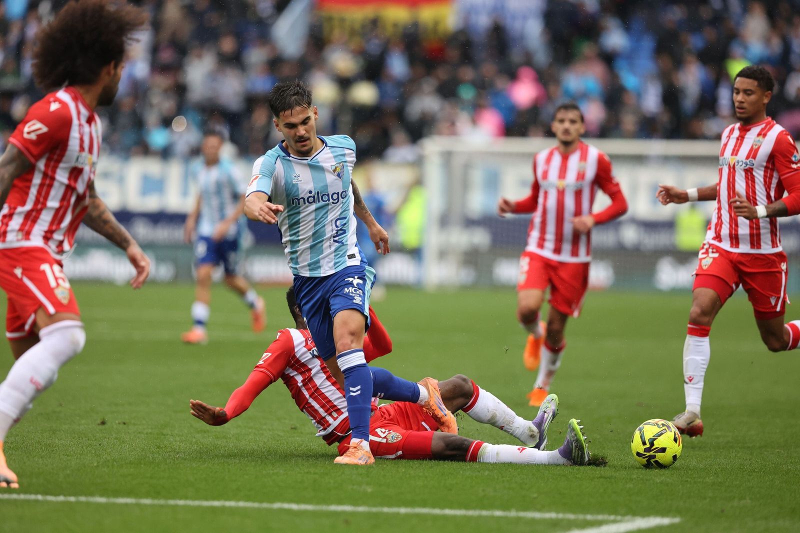 Baba le corta un balón a Chupe durante el encuentro de la pasada jornada entre los rojiblancos y el Málaga.