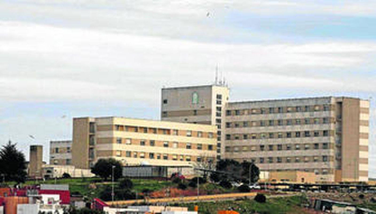 Imagen de archivo tomada en la entrada del centro hospitalario de Algeciras Punta de Europa.