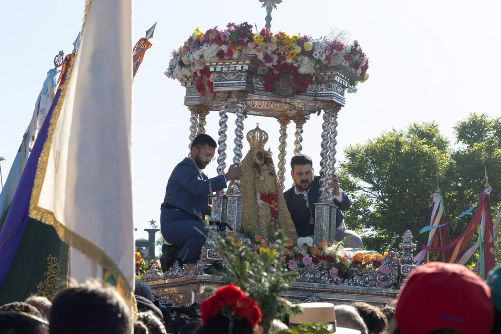 Miles de romeros acuden al encuentro de la Virgen de la Cabeza en su romería