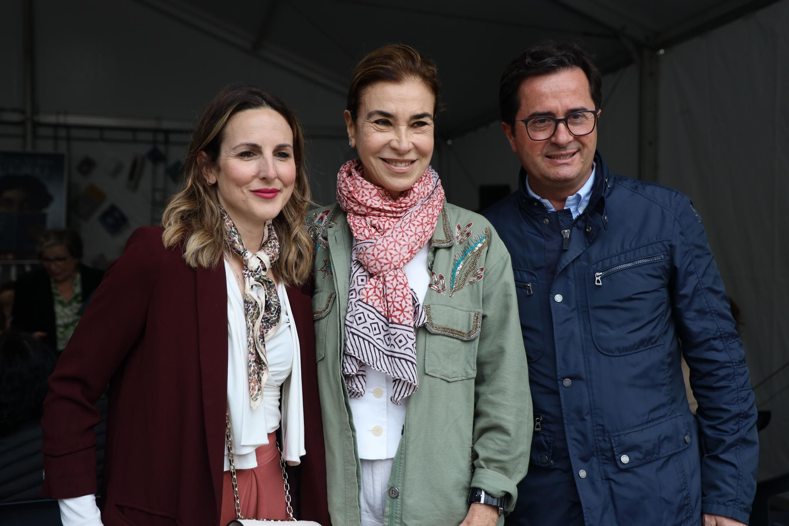 Carmen Posadas entre Elena Gómez y Francisco Góngora en la Feria del Libro de El Ejido.