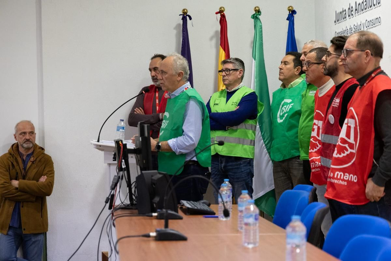 Encierro y asamblea convocado por CCOO, Satse, CSIF y UGT para denunciar el incumplimiento de los acuerdos en materia sanitaria por parte de la Junta de Andalucía