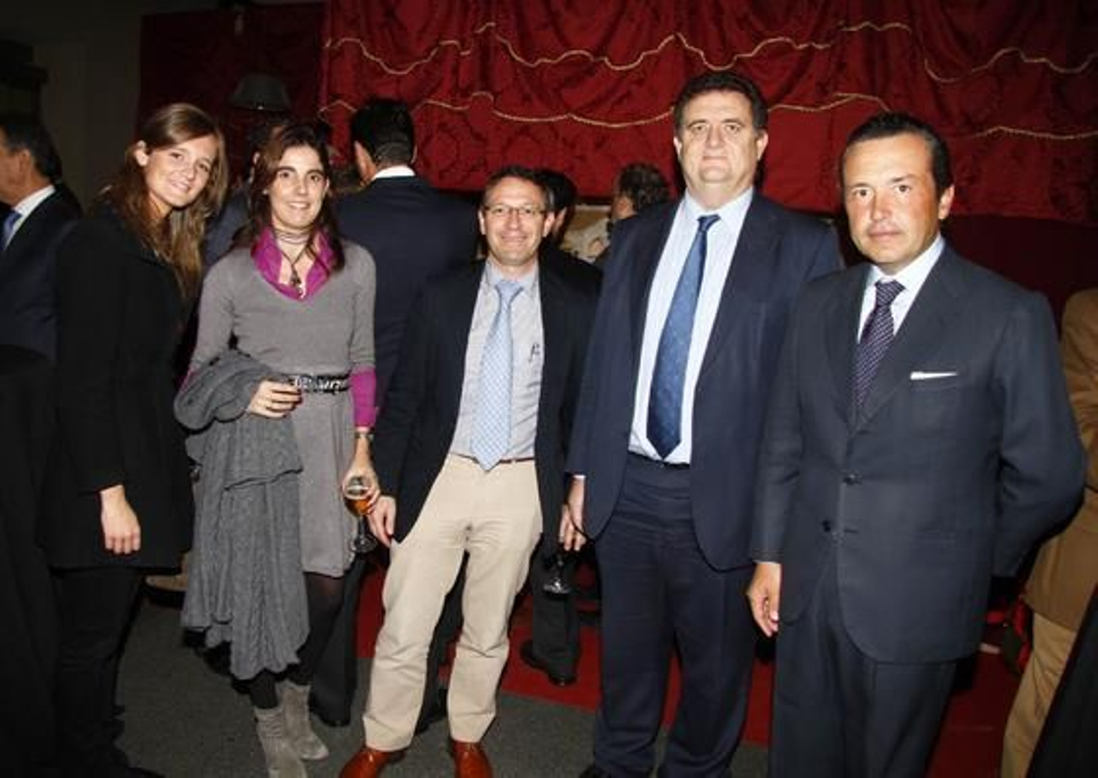 Cristina Villanueva, Itziar Rocira, Francisco Javier Rubio, Javier Villanueva y Gonzalo de Madariaga posan en la recepción que siguió a la bendición e inauguración del belén.

Foto: J. C. Vázquez y Victoria Hidalgo