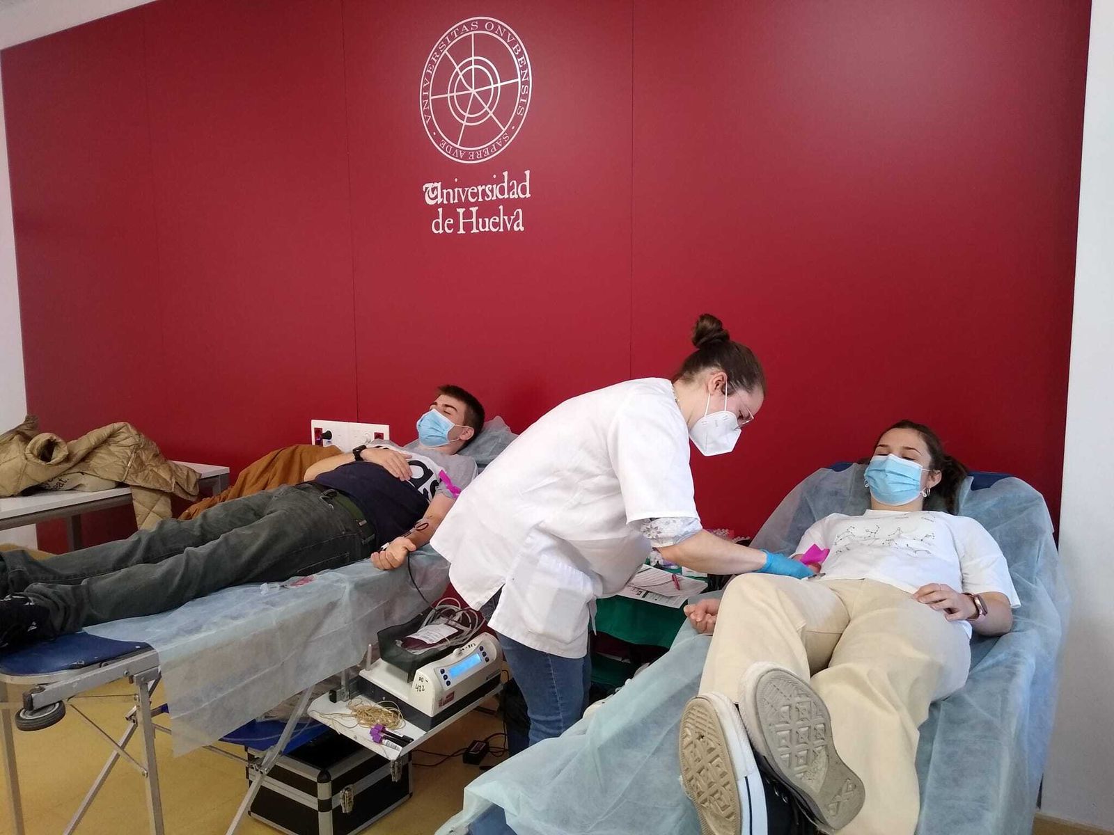 Dos personas donan sangre en una de las campañas de la Universidad.