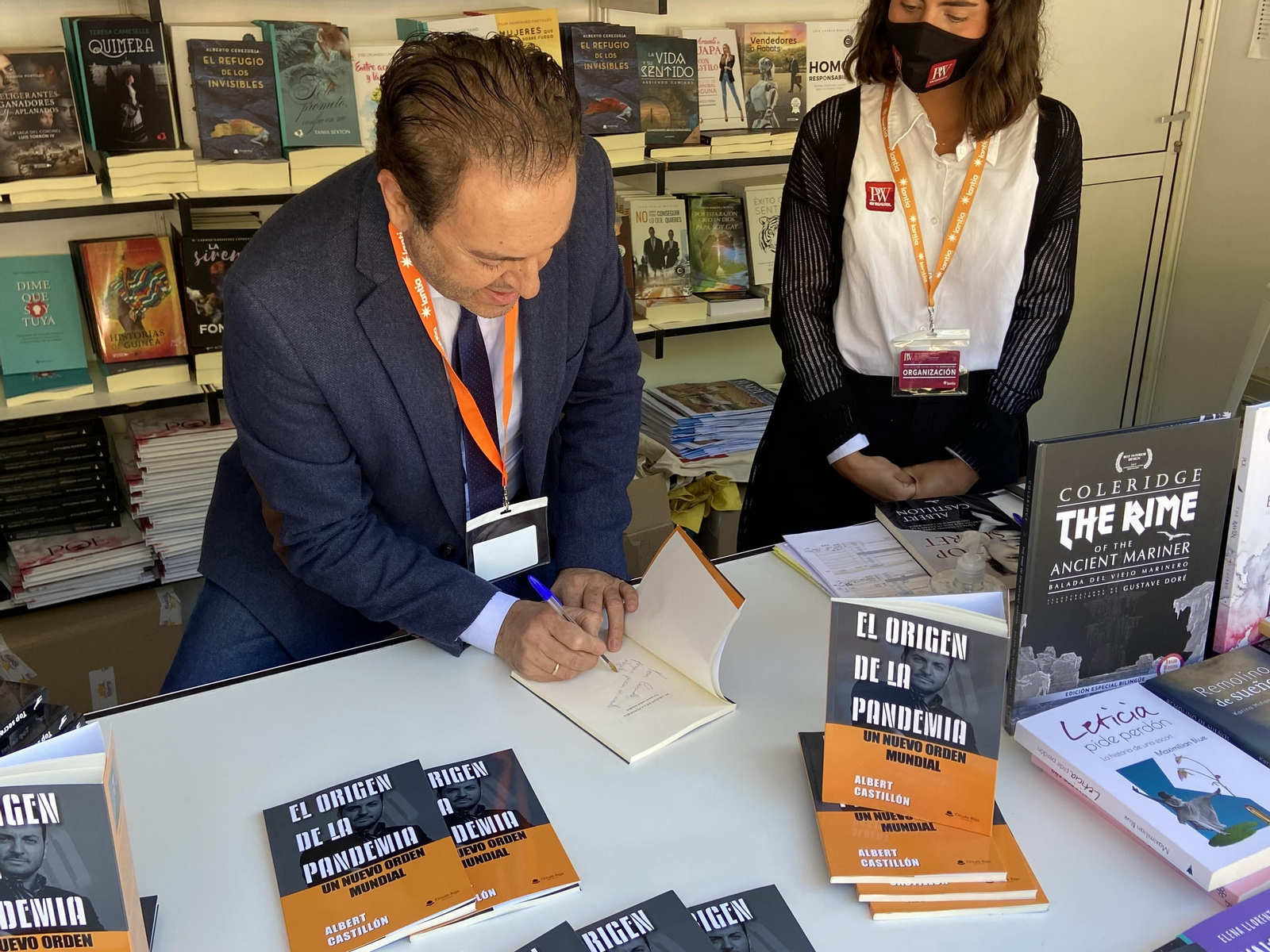 Albert Castillón firmando ejemplares del libro ‘El origen de la pandemia’.