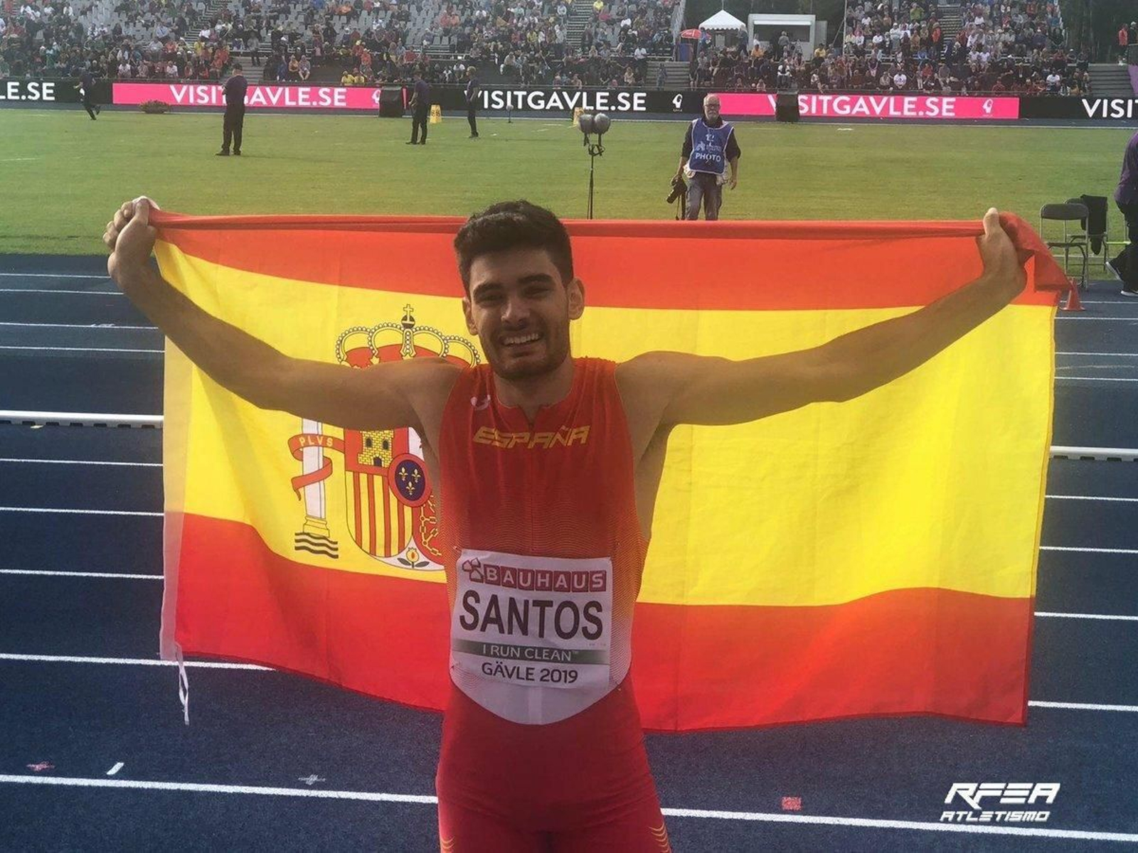 Héctor Santos, con la bandera española en Gävle.