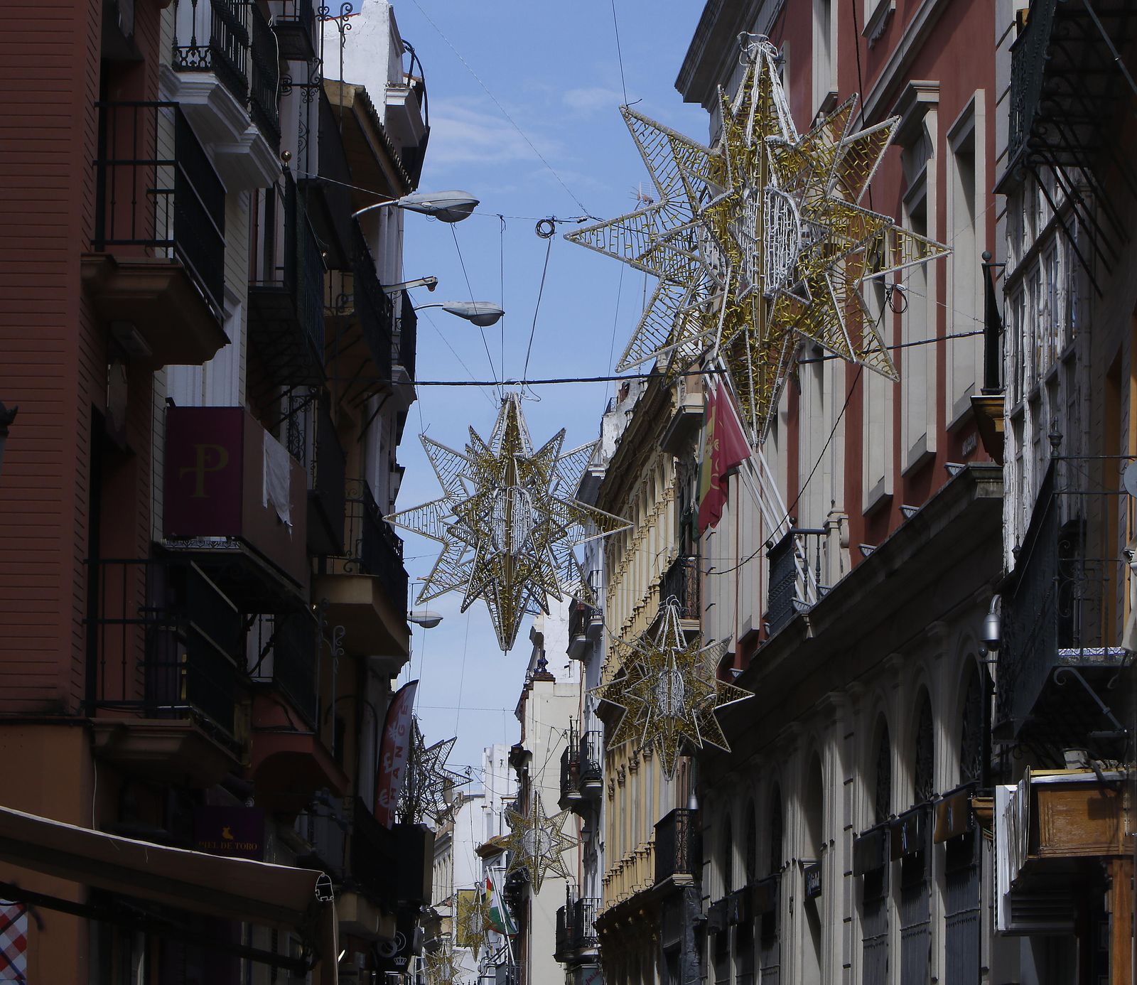 Imagen de las luces de Navidad que ha dispuesto el Ayuntamiento en una calle céntrica.