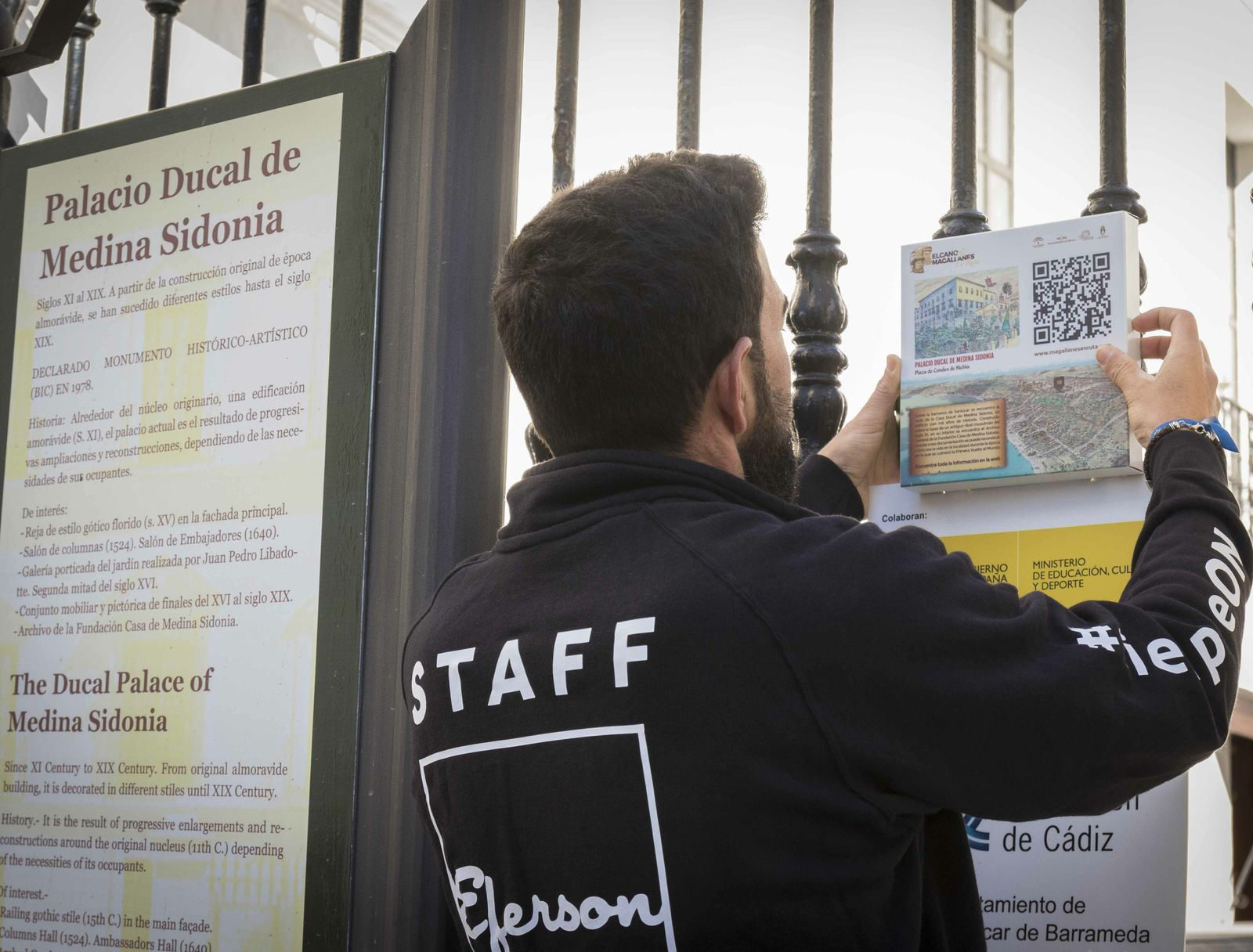 El Ayuntamiento ha instalado señalética relativa a la Primera Vuelta al Mundo en monumentos y otros lugares de interés.