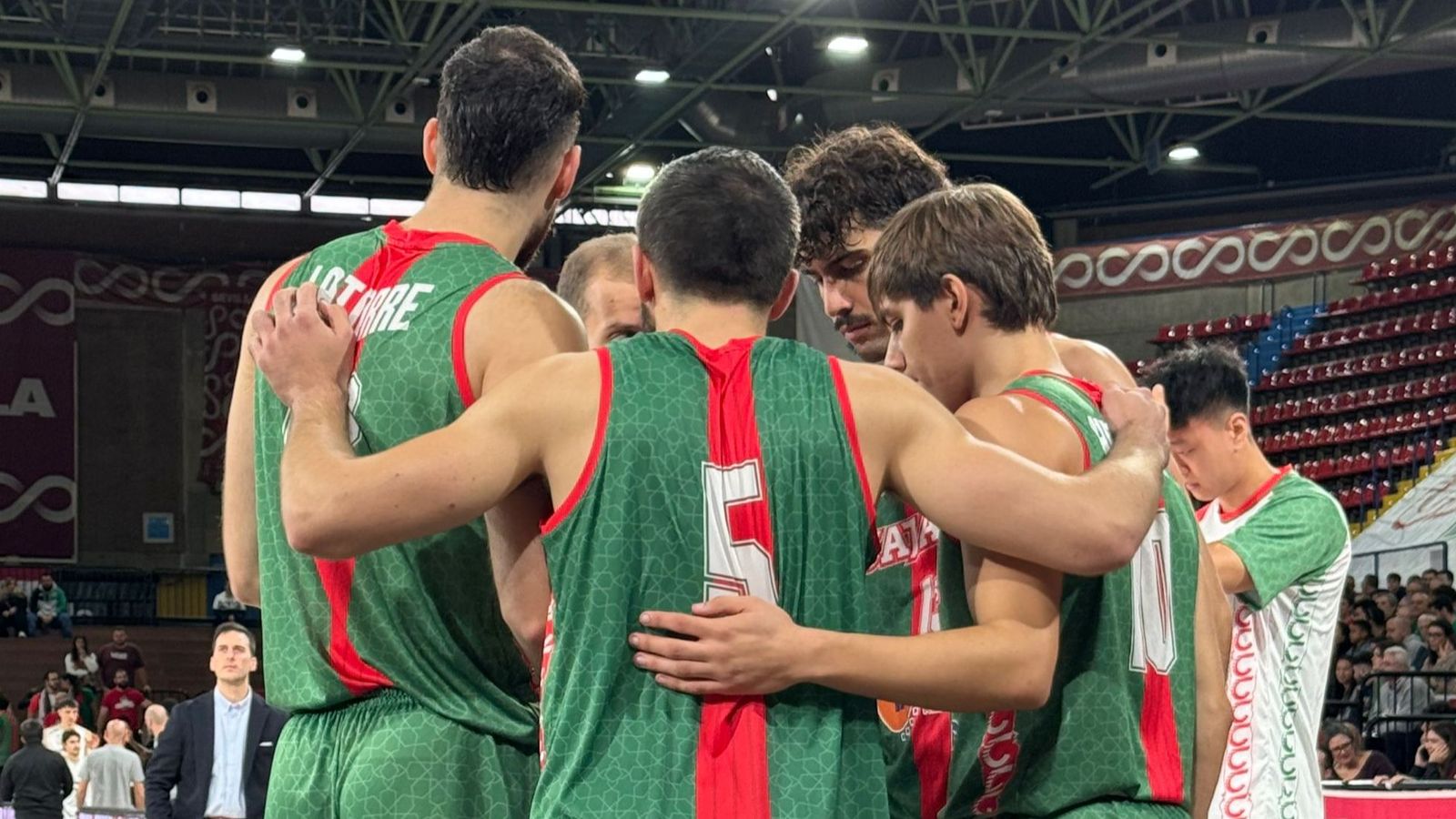 Los jugadores del Caja 87 hacen un corrillo durante el partido.