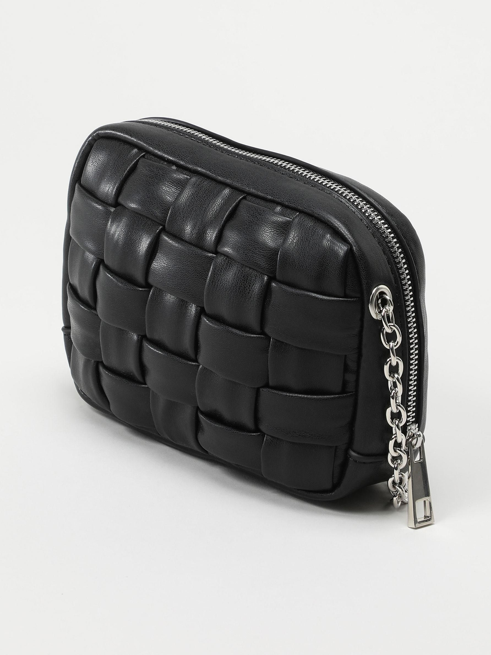 El bolso de Lefties que es un clon del modelo de Bottega y Veneta.