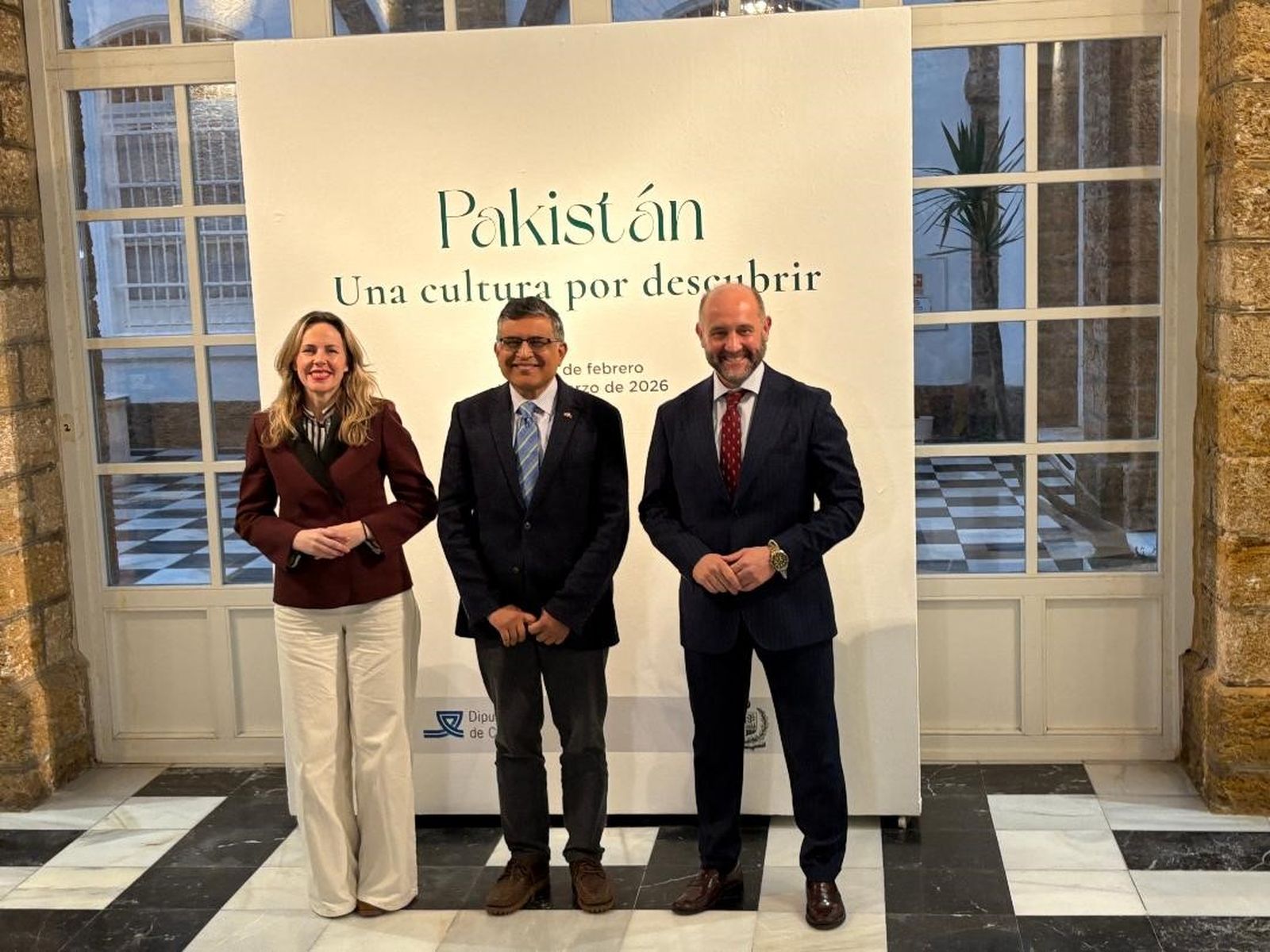 Vanesa Beltrán, el embajador Zahoor Ahmed y Juan José Ortiz durante la  inauguración.