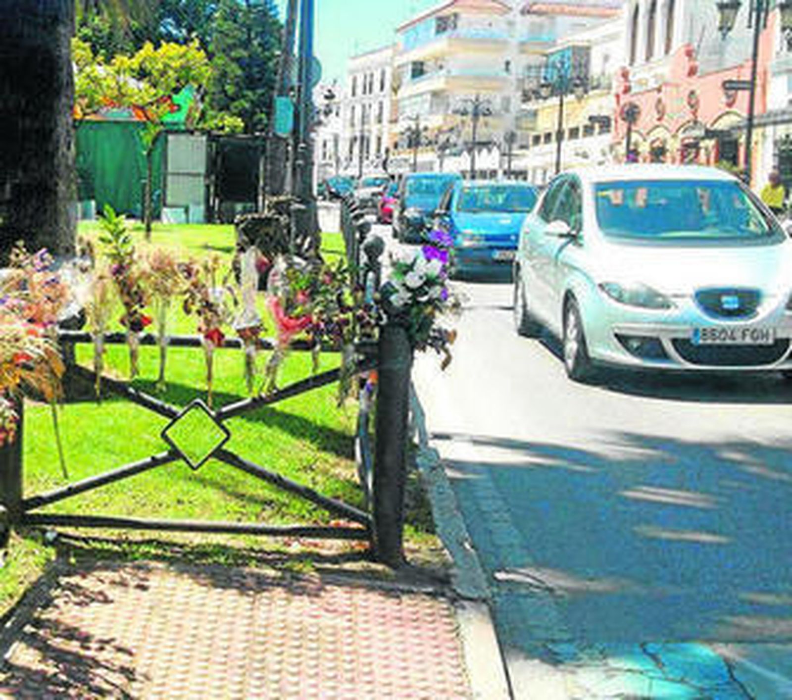 Ramos de flores depositados en el lugar en el que fue atropellada.