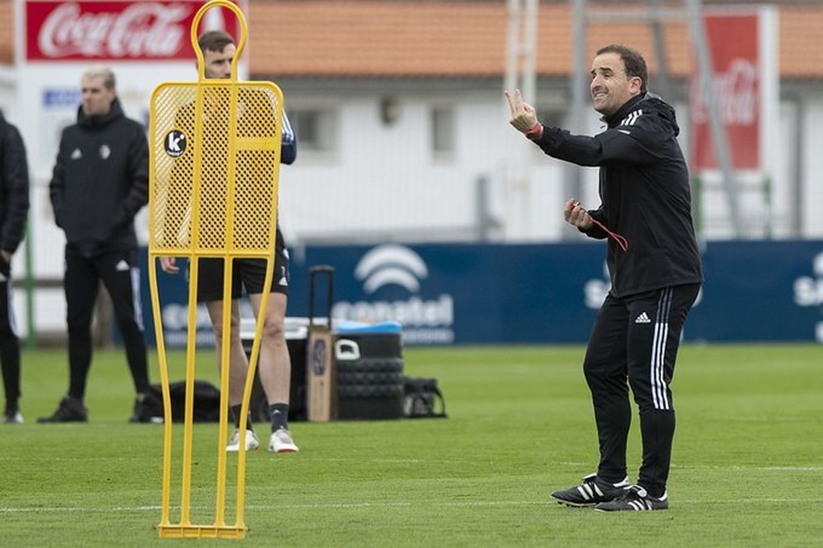 Arrasate da instrucciones a sus jugadores en un entrenamiento.