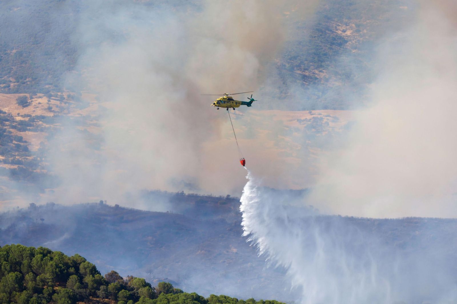 El incendio forestal en el campo de tiro de la base militar de Cerro Muriano.